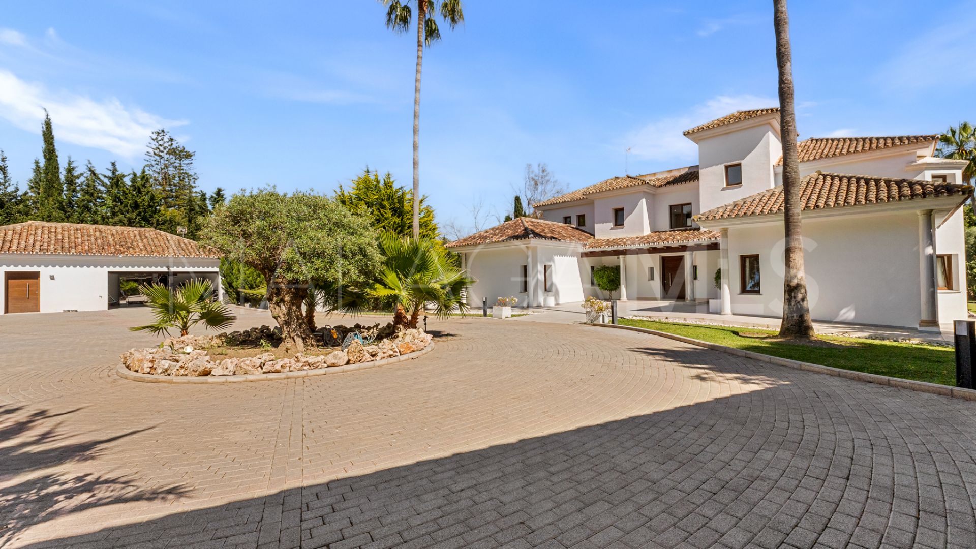 Villa for sale in Guadalmina Baja