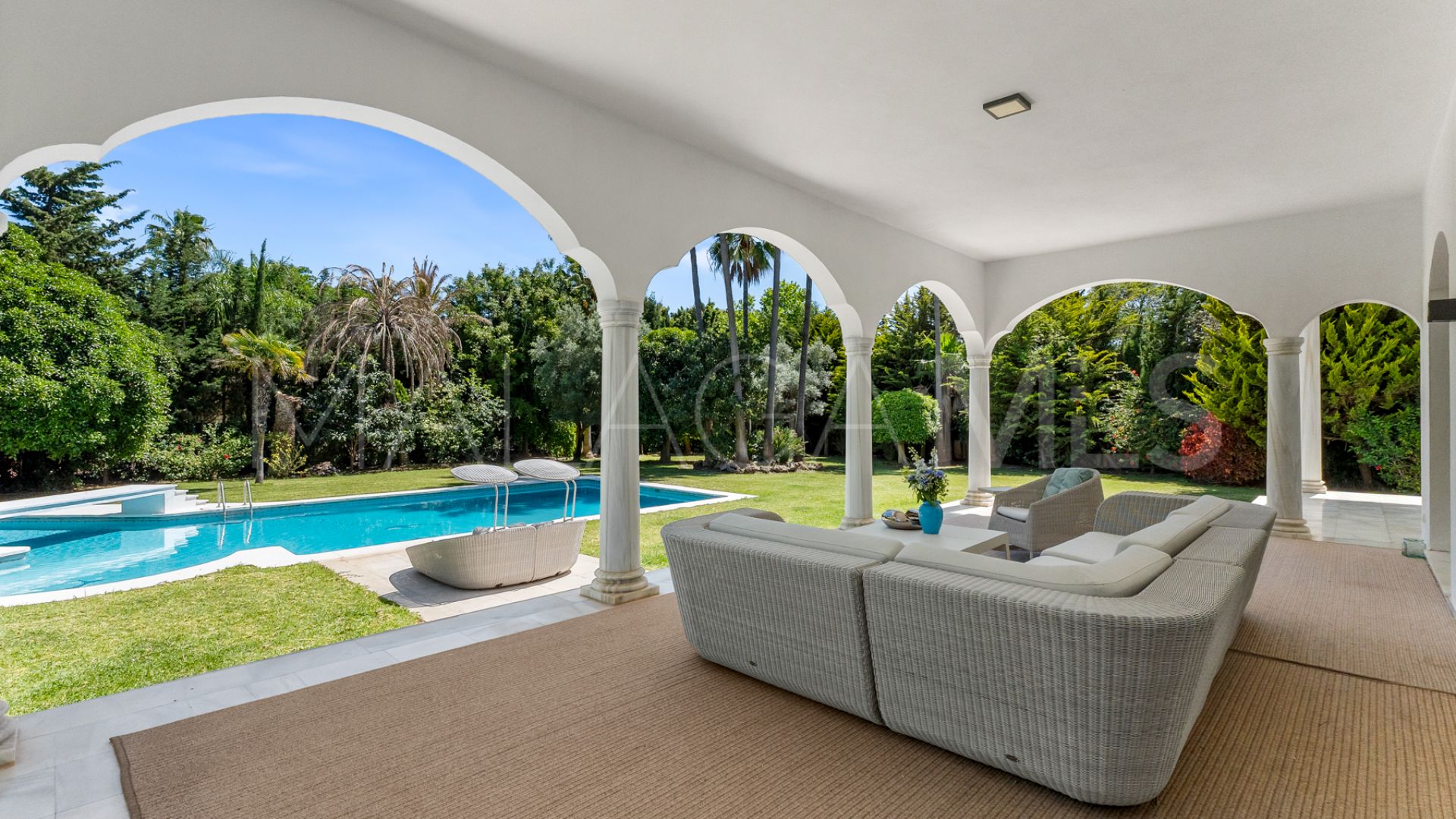 Villa for sale in Guadalmina Baja