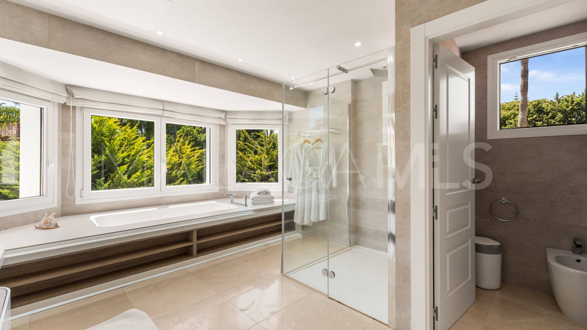 Villa for sale in Guadalmina Baja