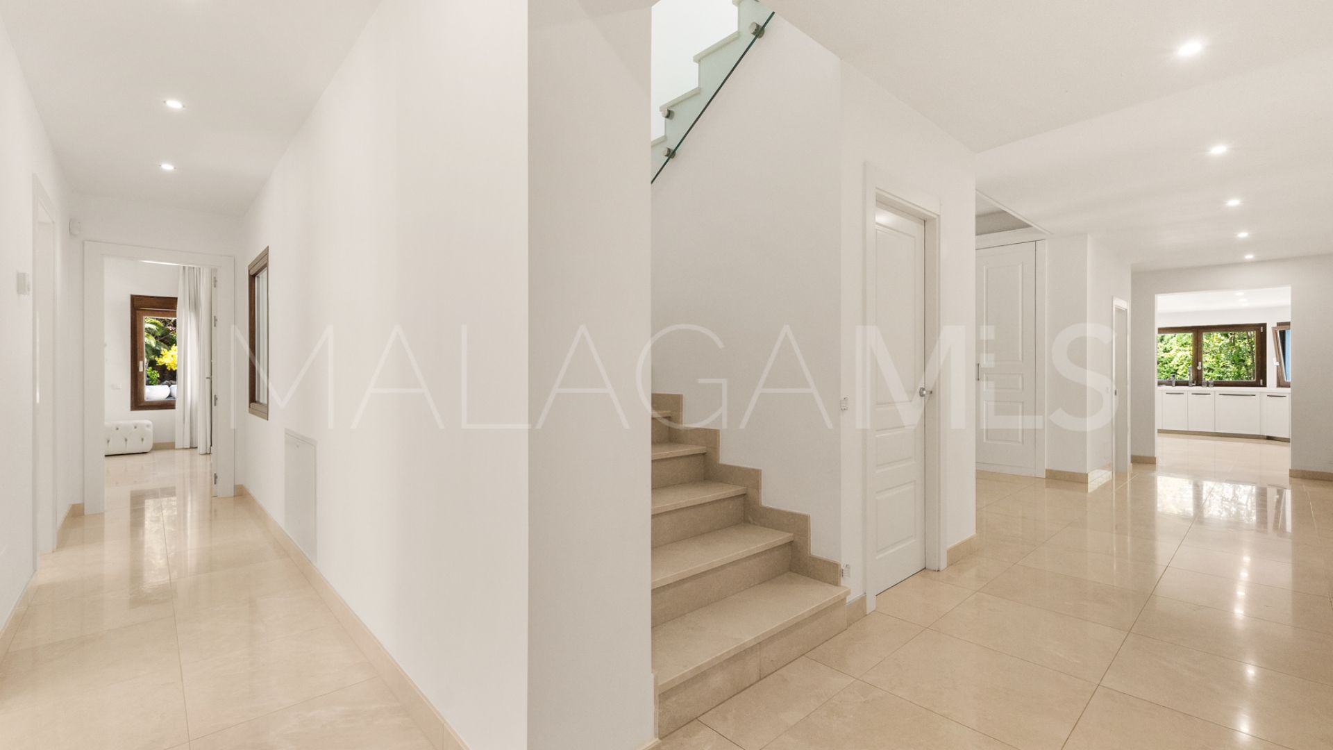 Villa for sale in Guadalmina Baja