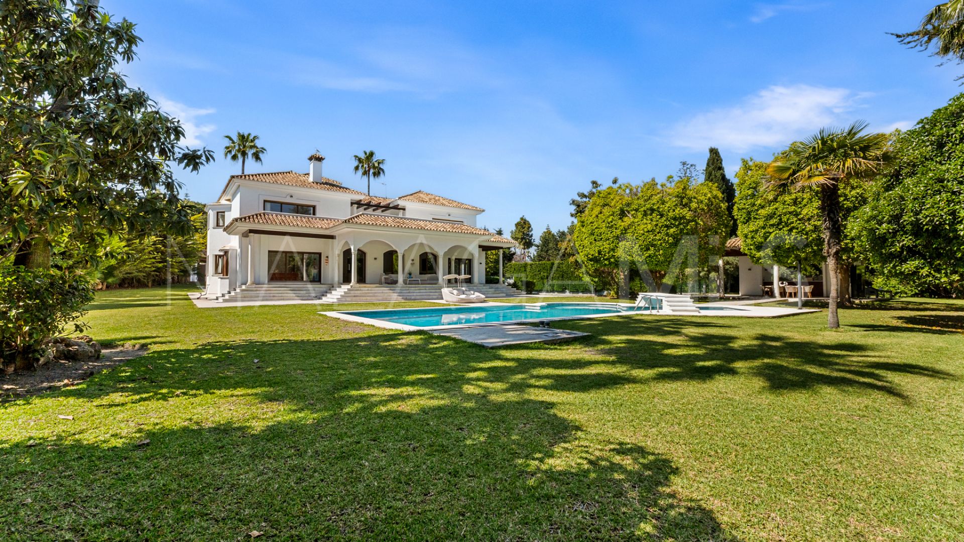 Villa for sale in Guadalmina Baja
