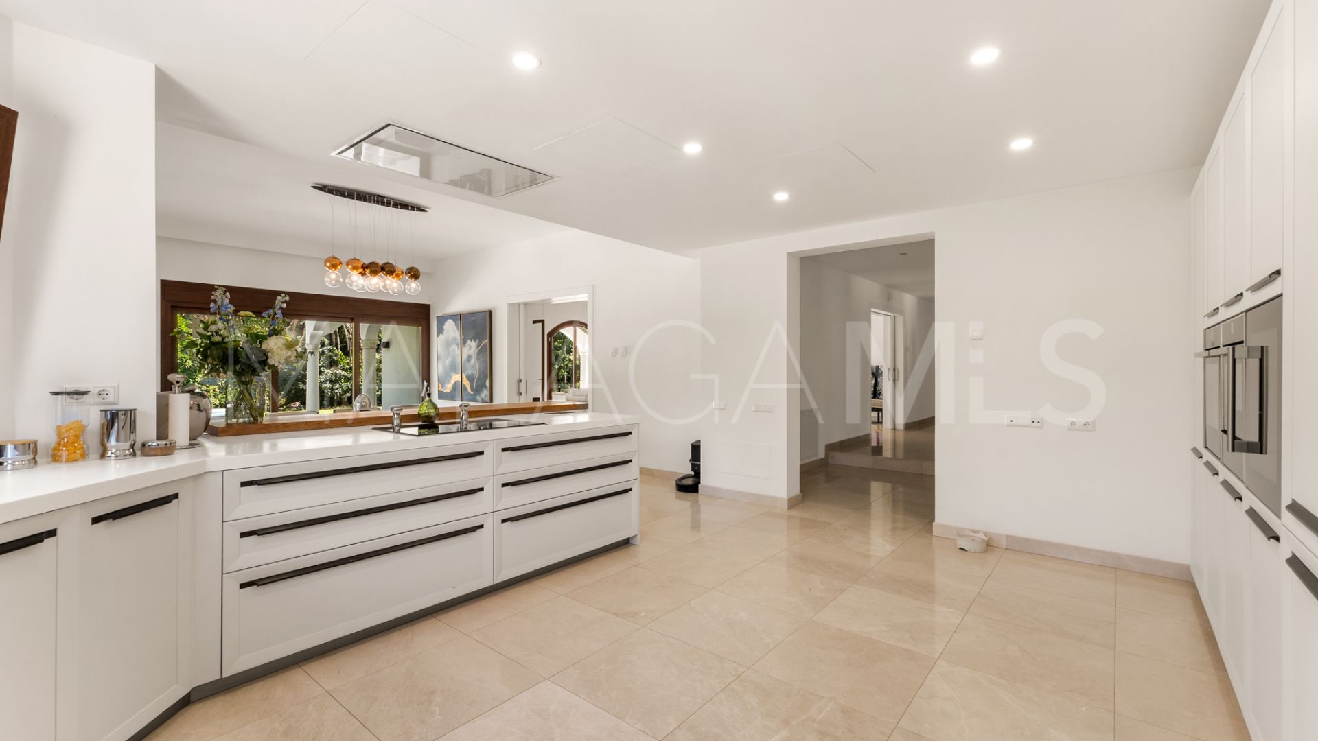 Villa for sale in Guadalmina Baja