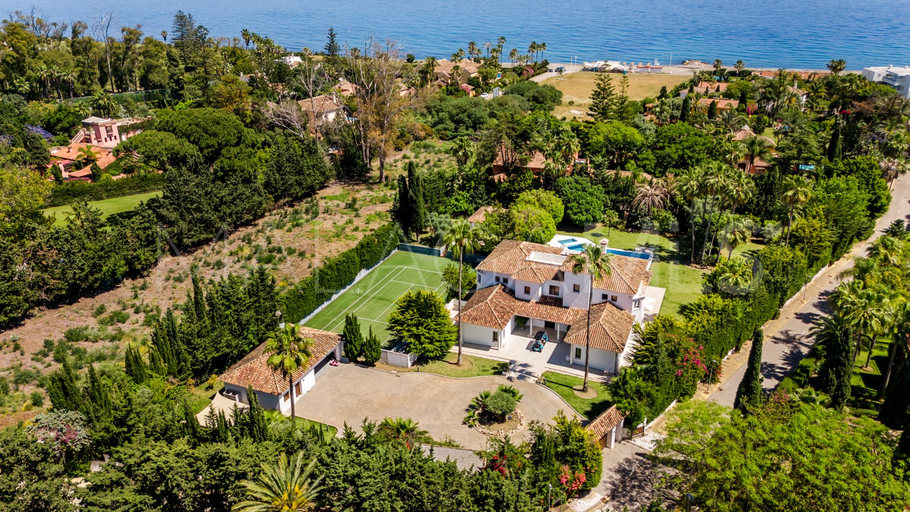 Villa for sale in Guadalmina Baja
