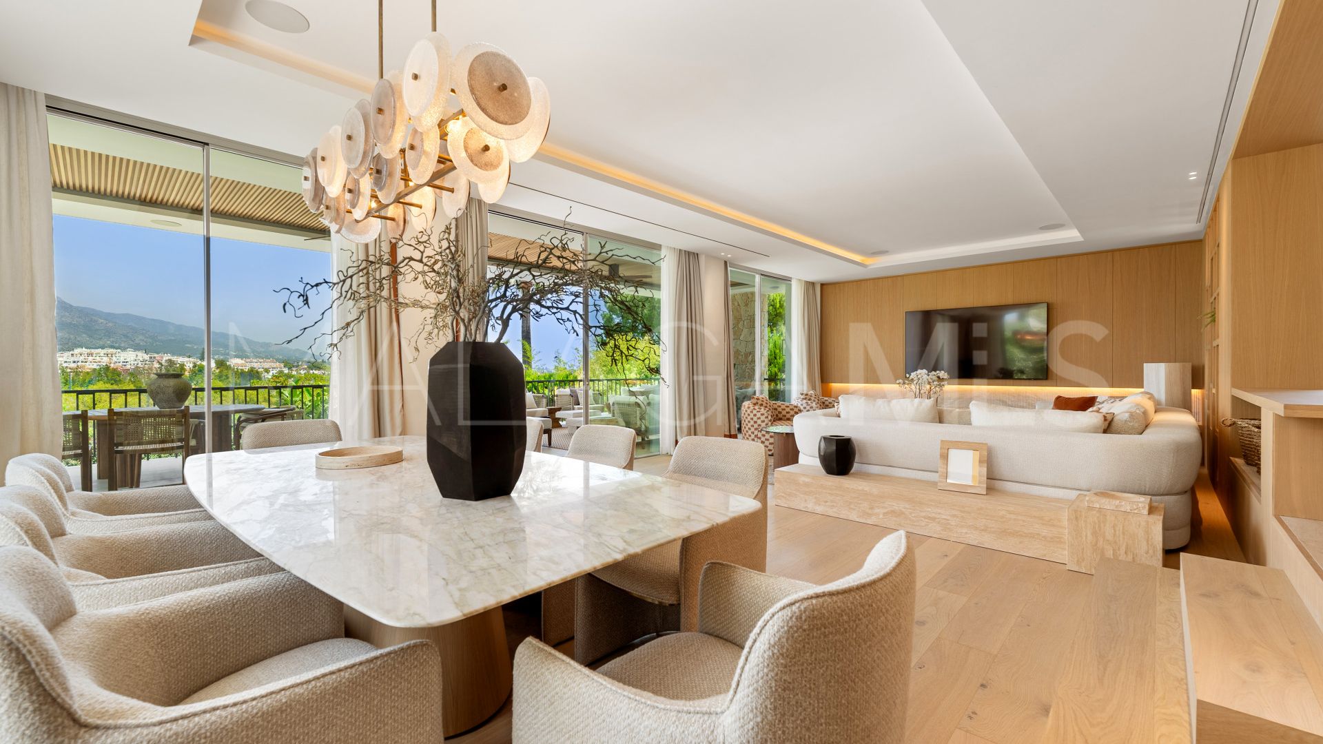 Villa for sale in Nueva Andalucia