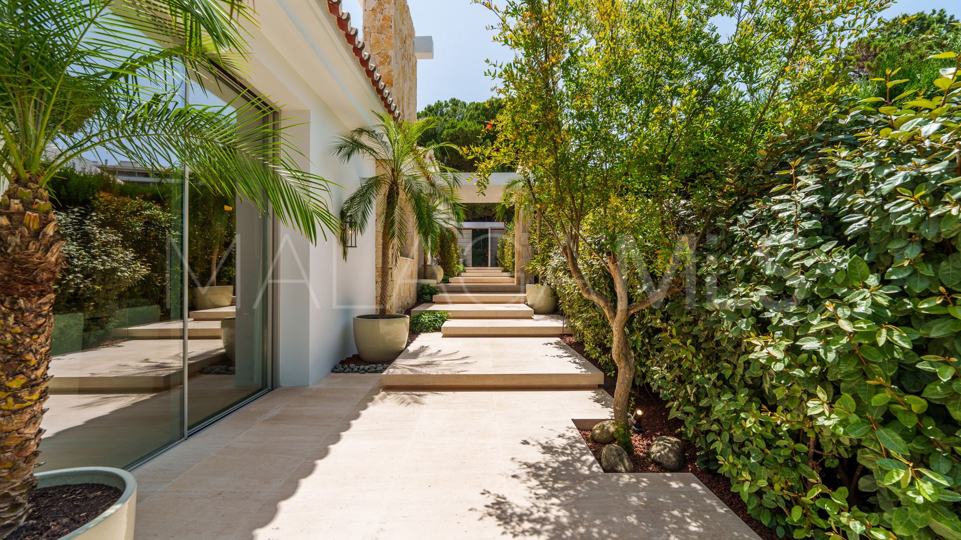 Villa for sale in Nueva Andalucia