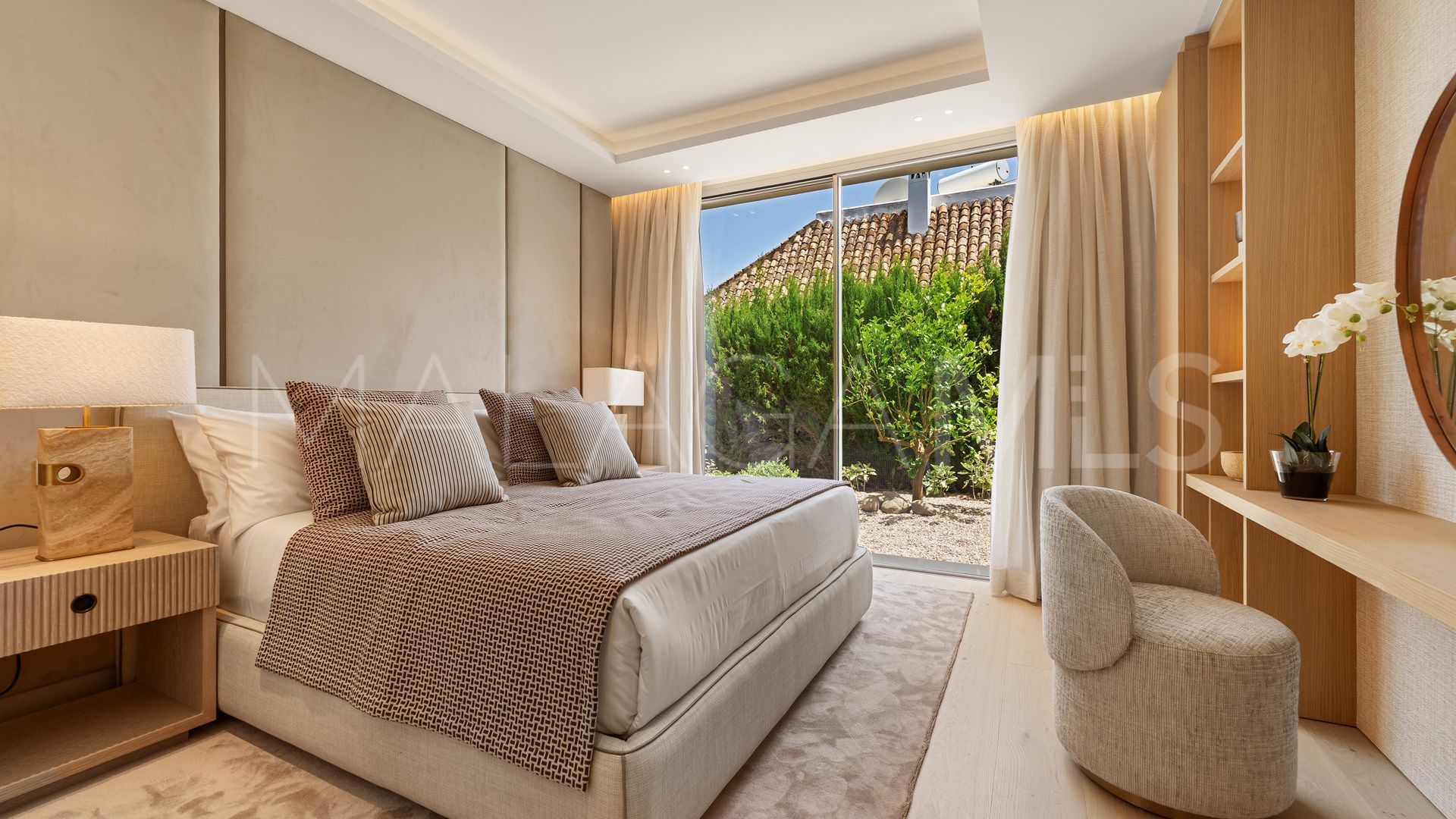 Villa for sale in Nueva Andalucia