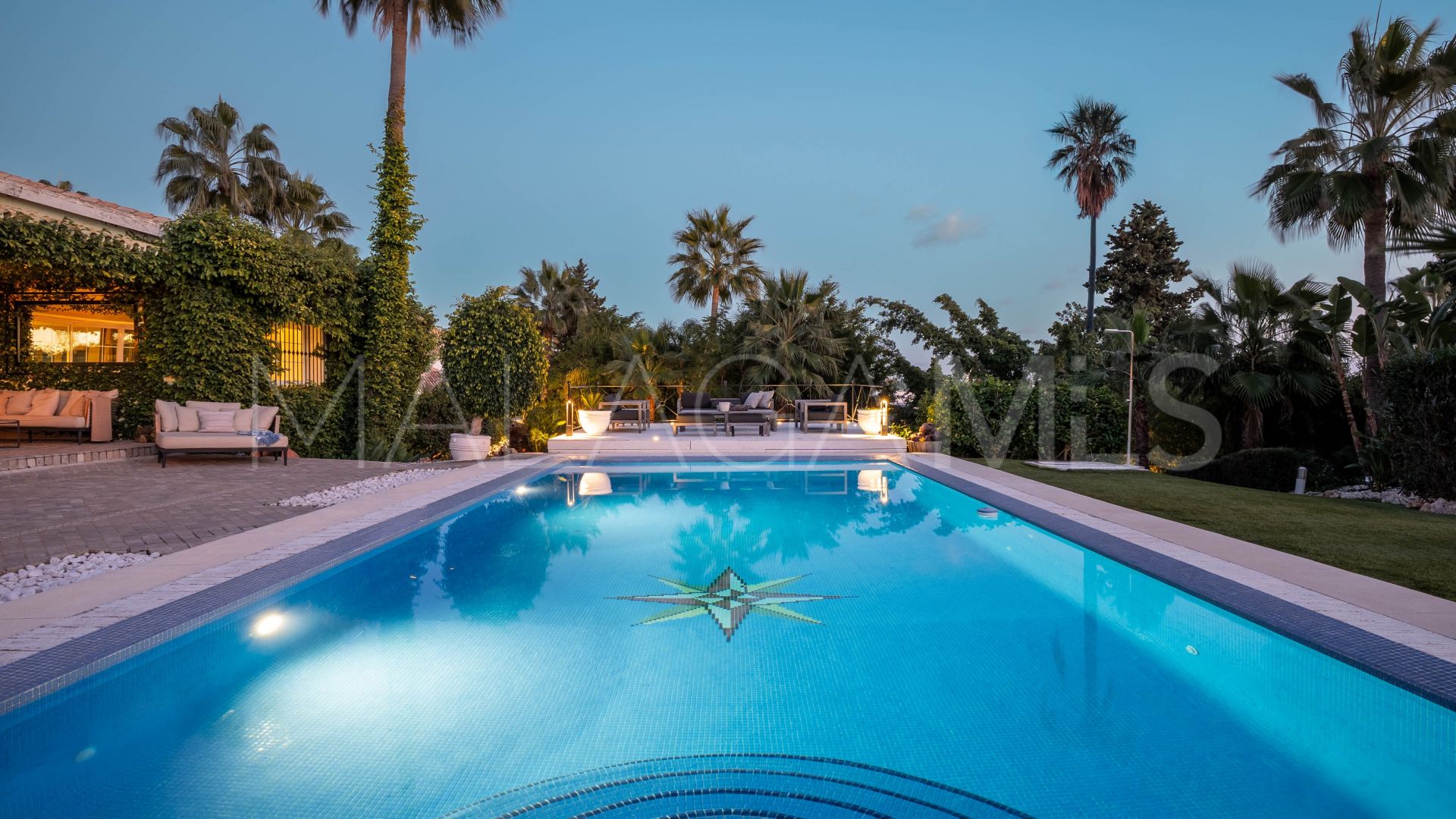 Buy villa with 6 bedrooms in Nueva Andalucia