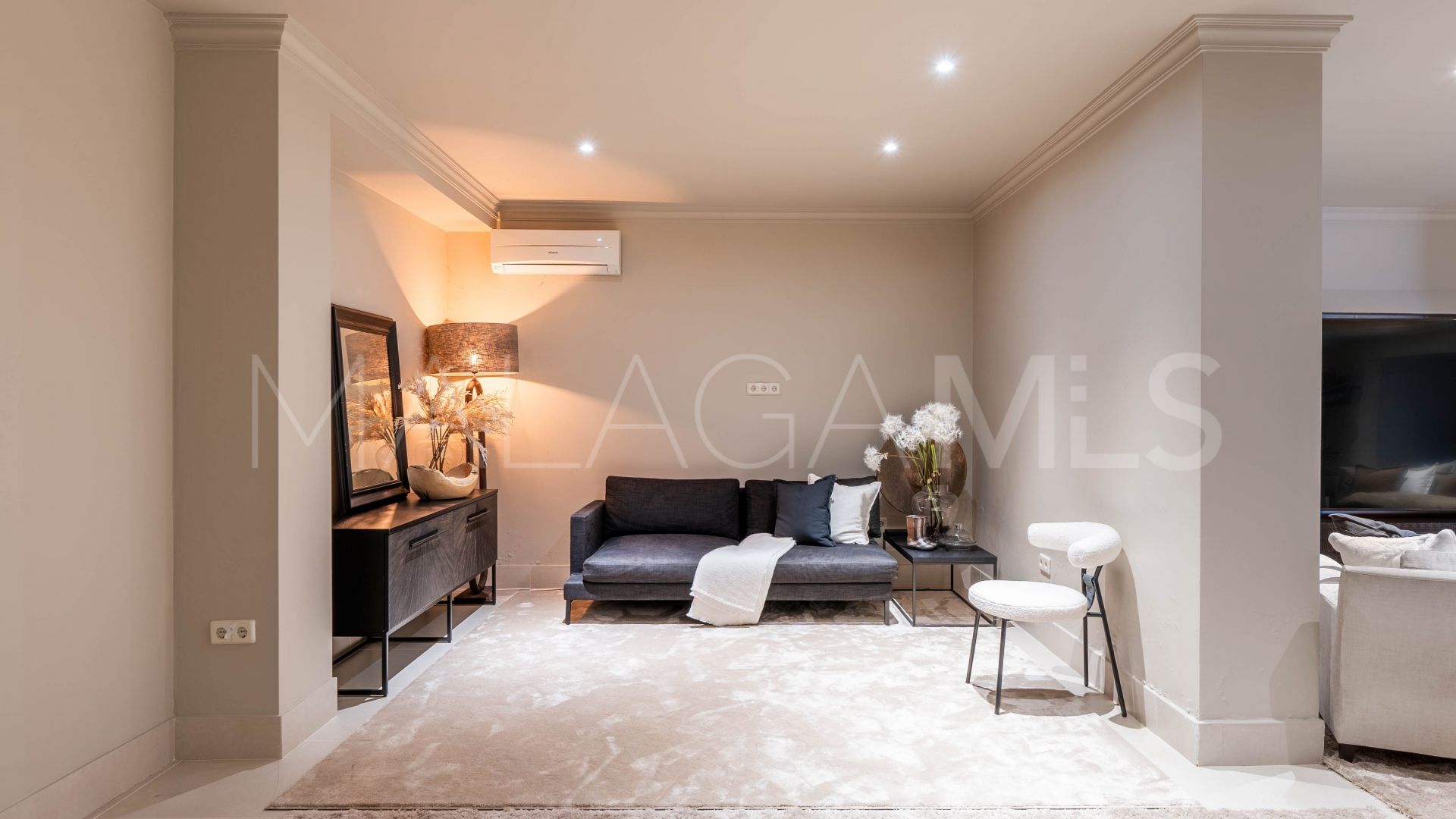 Buy villa with 6 bedrooms in Nueva Andalucia