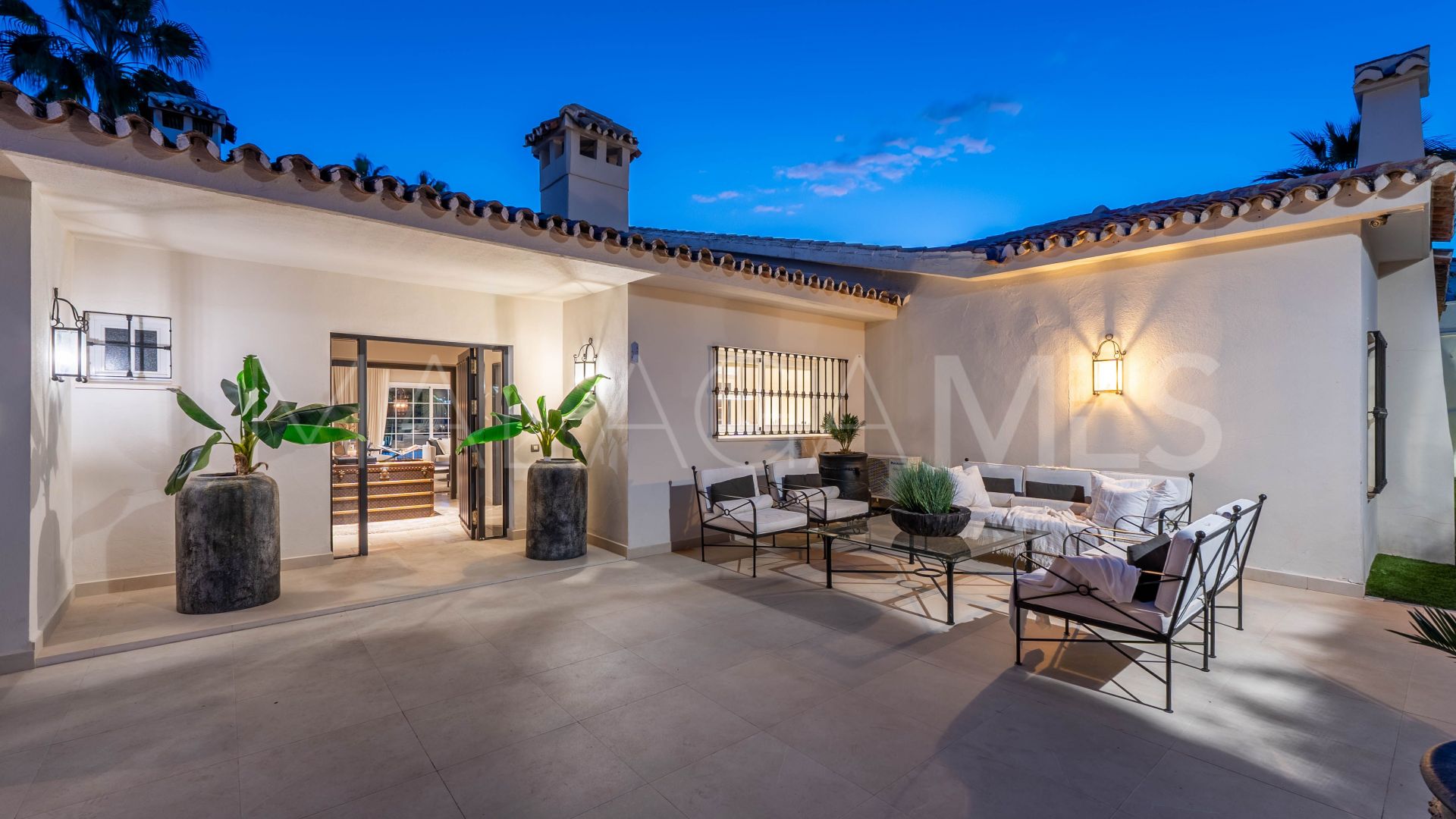 Buy villa with 6 bedrooms in Nueva Andalucia