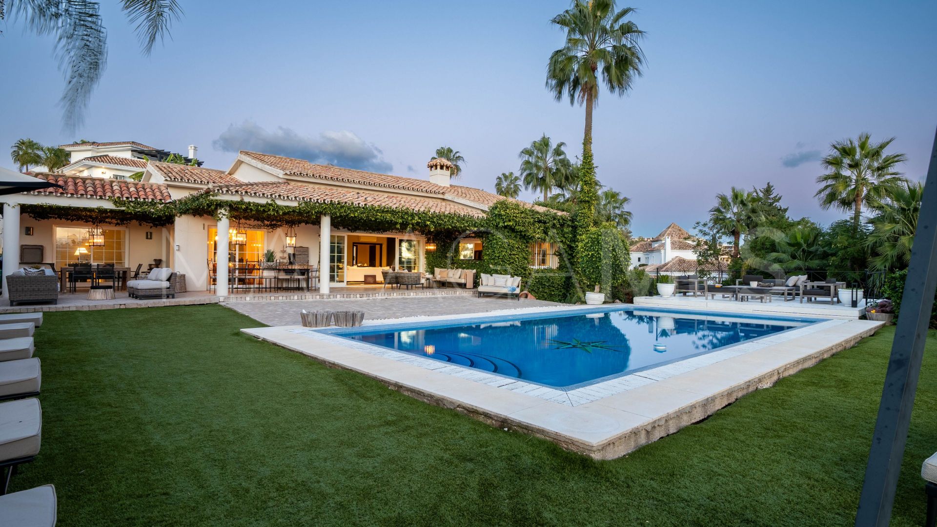Buy villa with 6 bedrooms in Nueva Andalucia