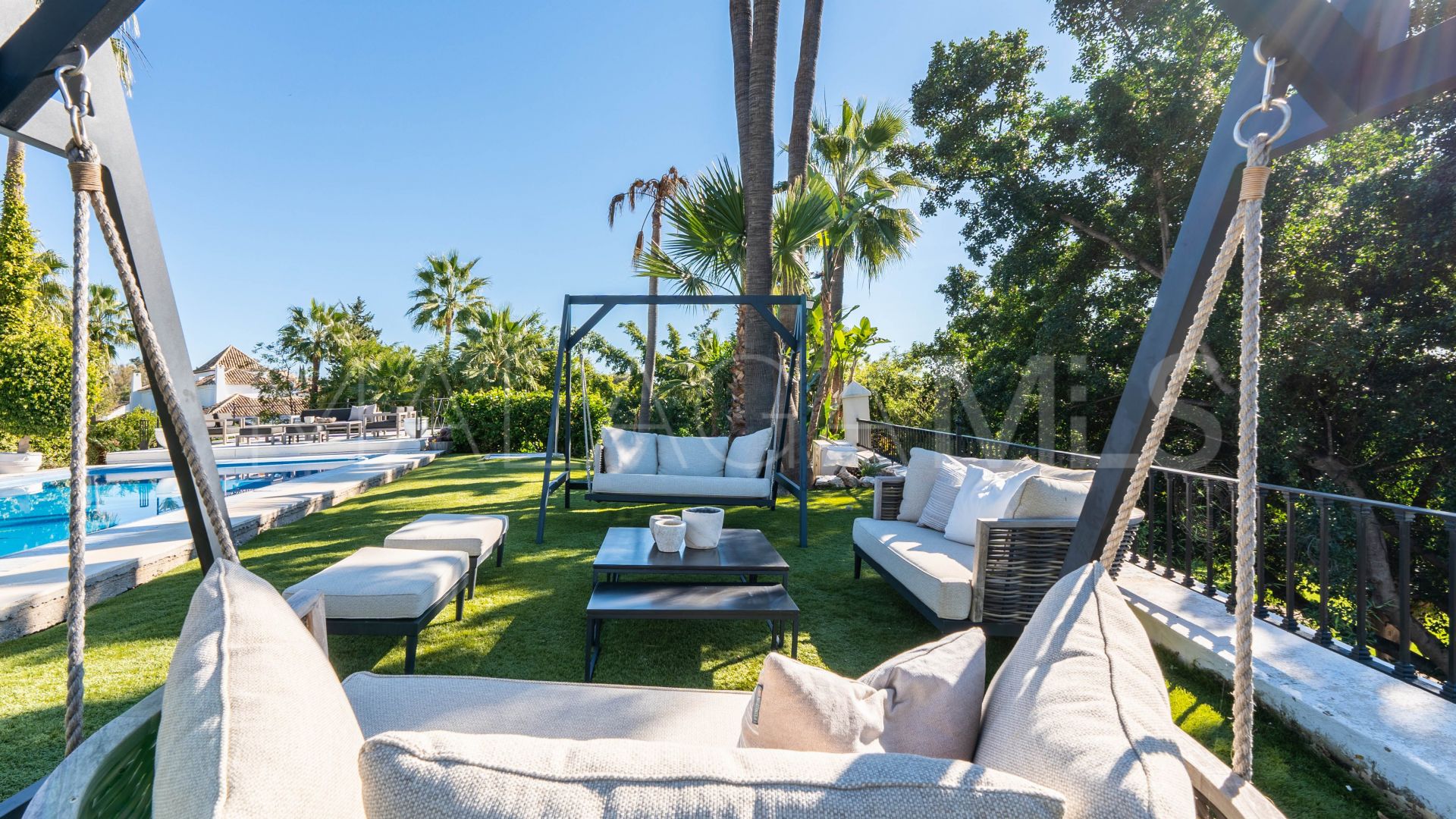 Buy villa with 6 bedrooms in Nueva Andalucia
