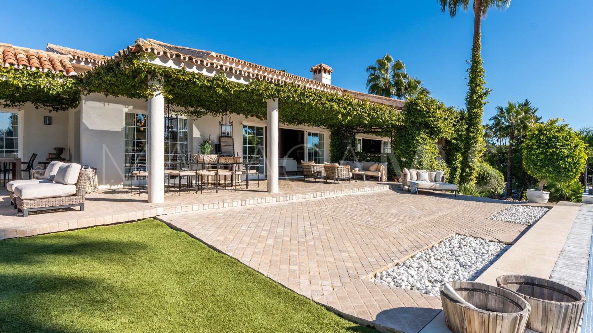 Buy villa with 6 bedrooms in Nueva Andalucia