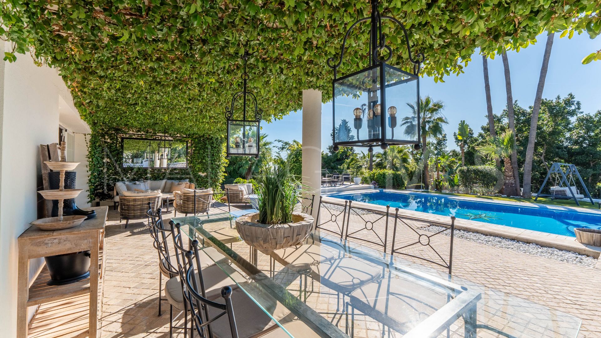 Buy villa with 6 bedrooms in Nueva Andalucia