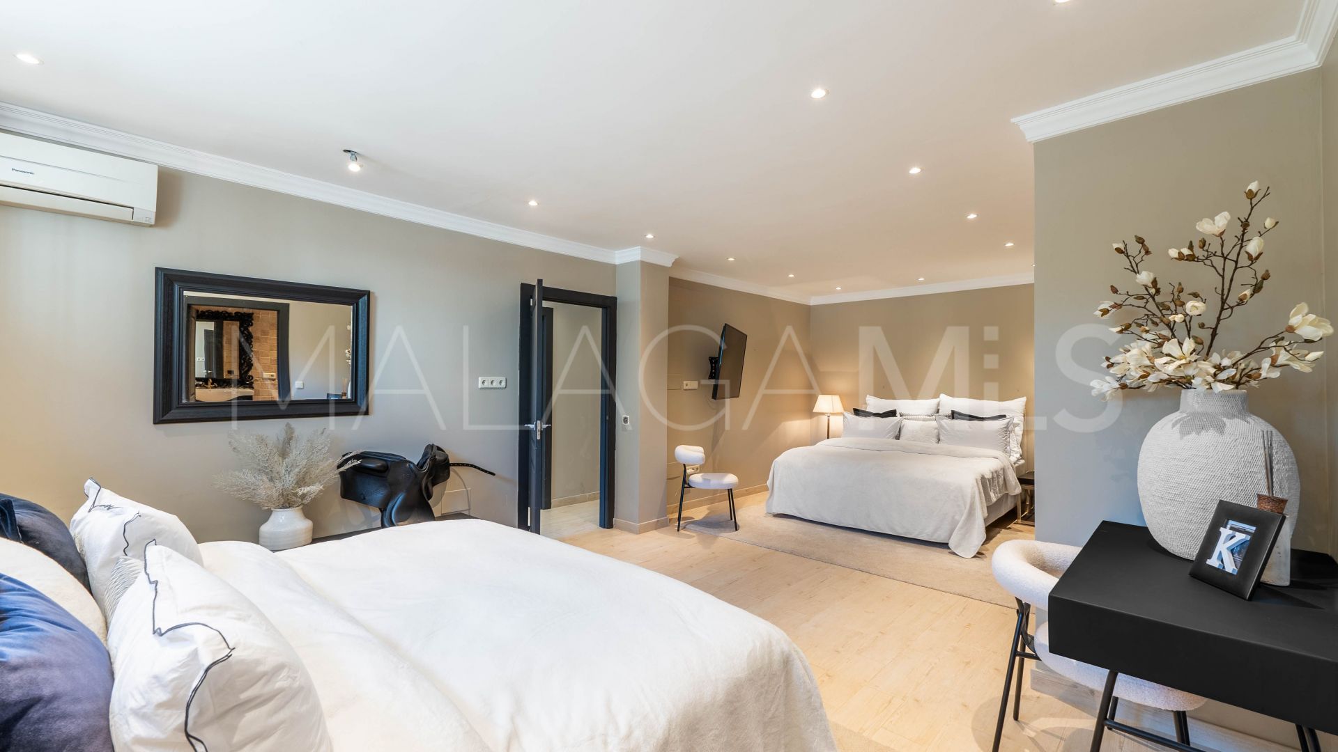 Buy villa with 6 bedrooms in Nueva Andalucia