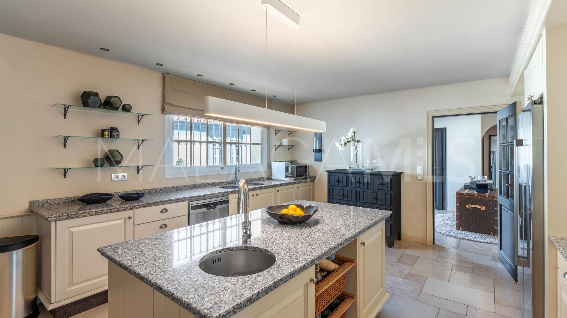 Buy villa with 6 bedrooms in Nueva Andalucia