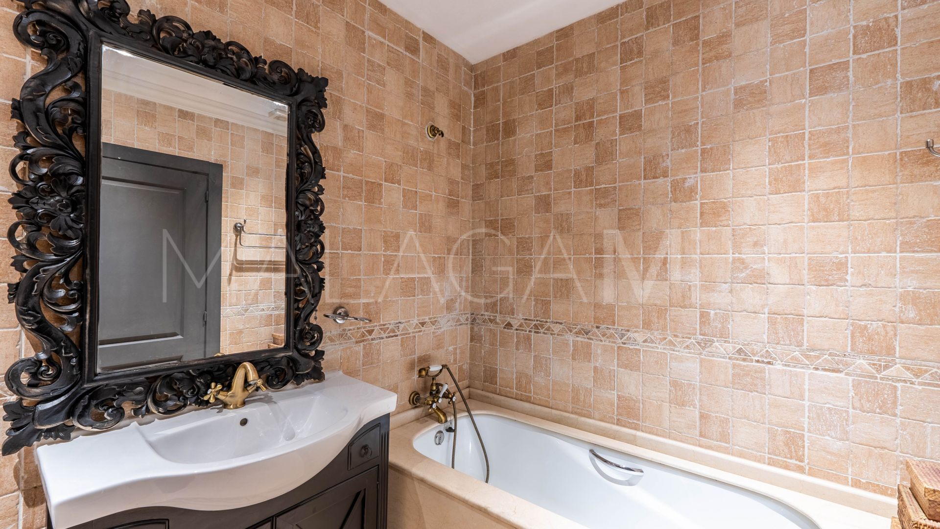 Buy villa with 6 bedrooms in Nueva Andalucia