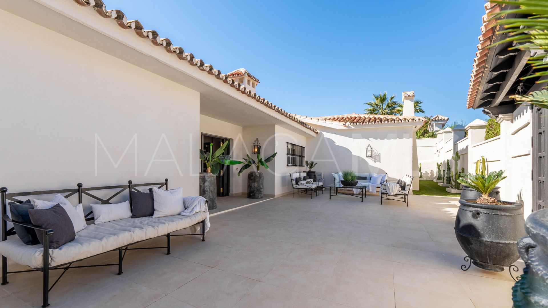 Buy villa with 6 bedrooms in Nueva Andalucia