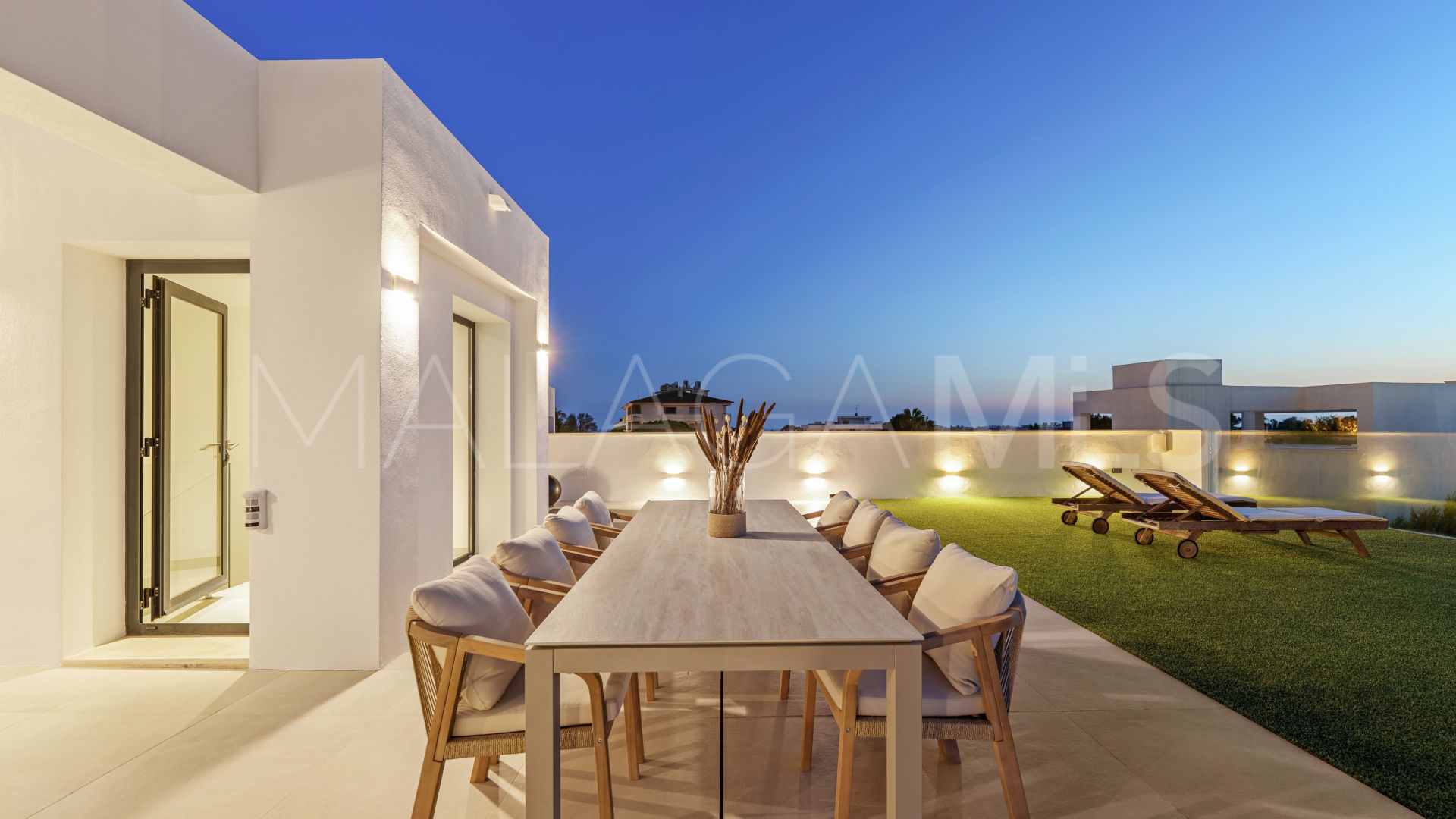 Villa for sale in Nueva Andalucia