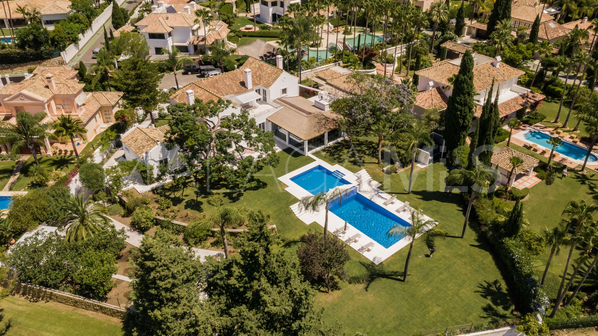 Villa for sale in Nueva Andalucia