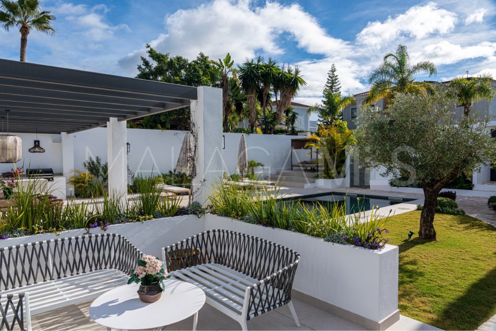 Villa for sale in Nueva Andalucia