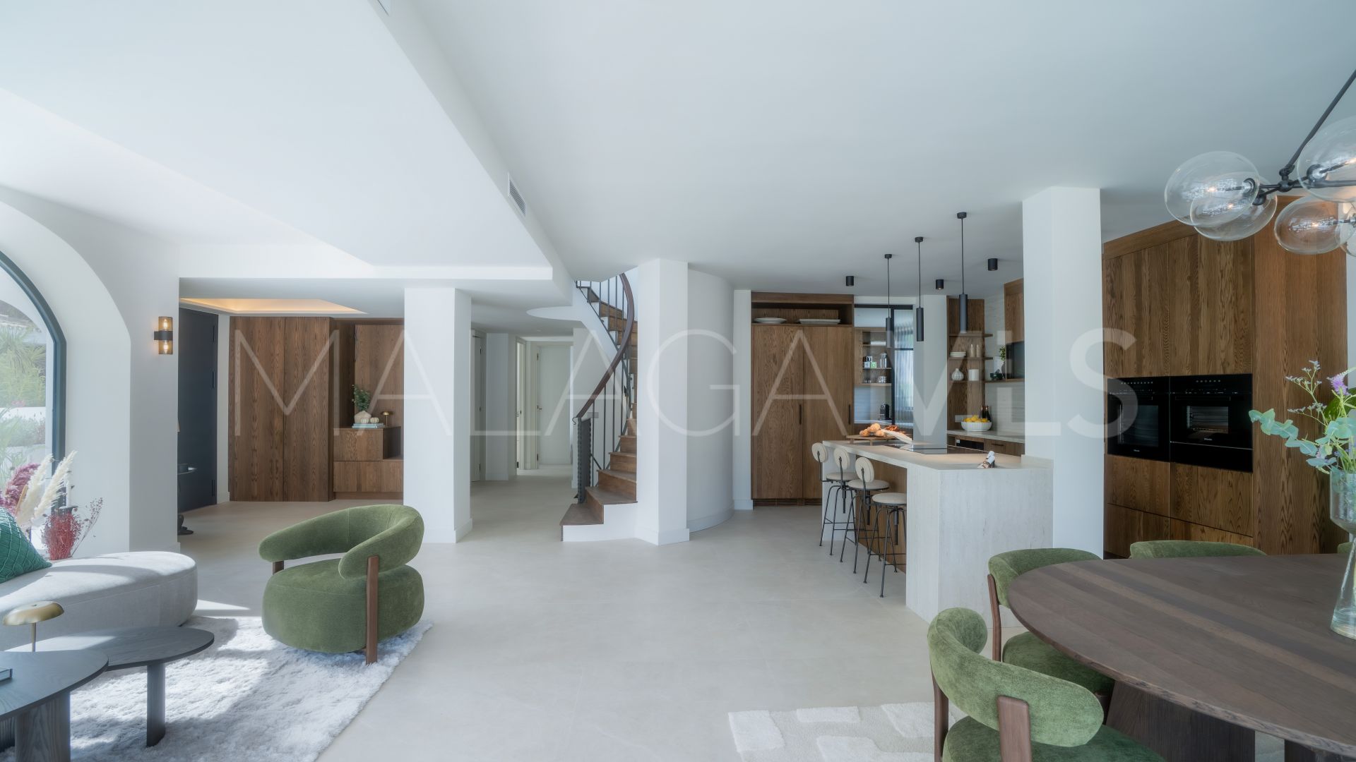 Villa for sale in Nueva Andalucia