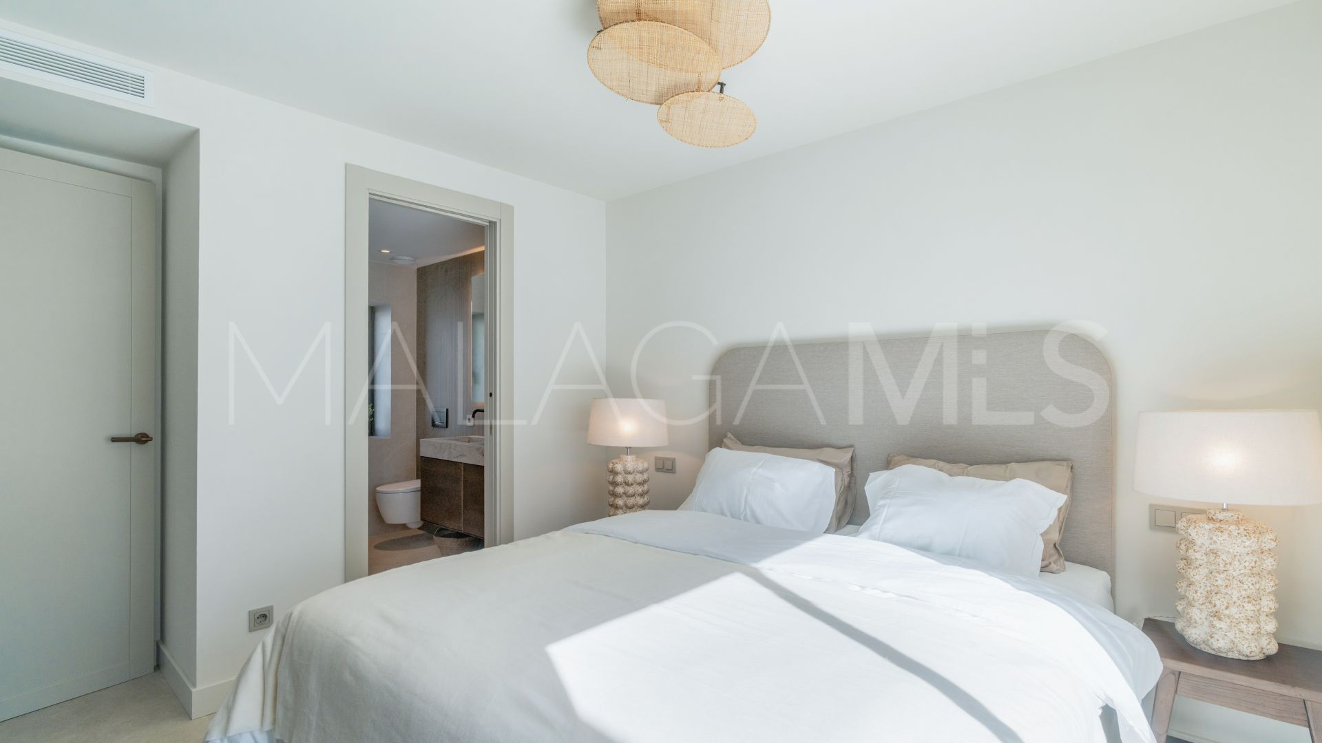 Villa for sale in Nueva Andalucia