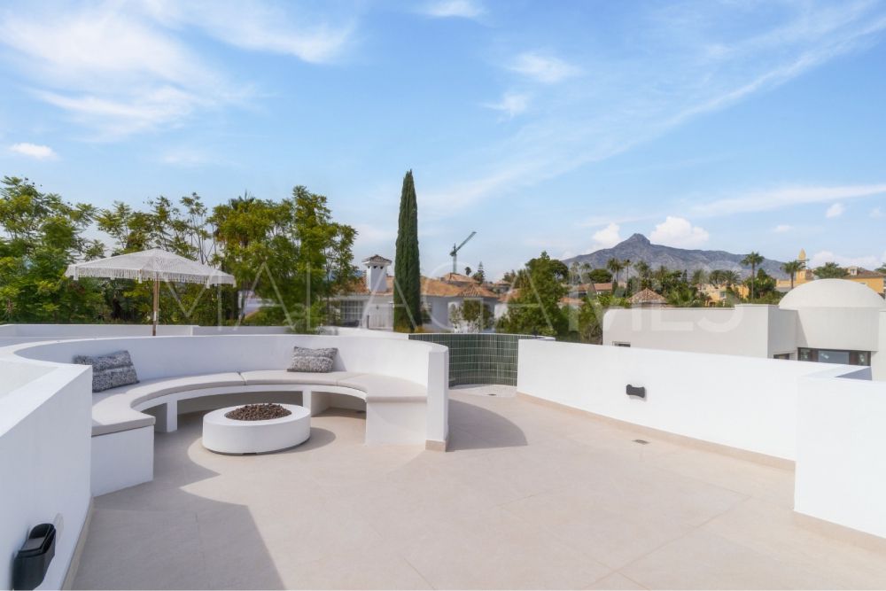 Villa for sale in Nueva Andalucia