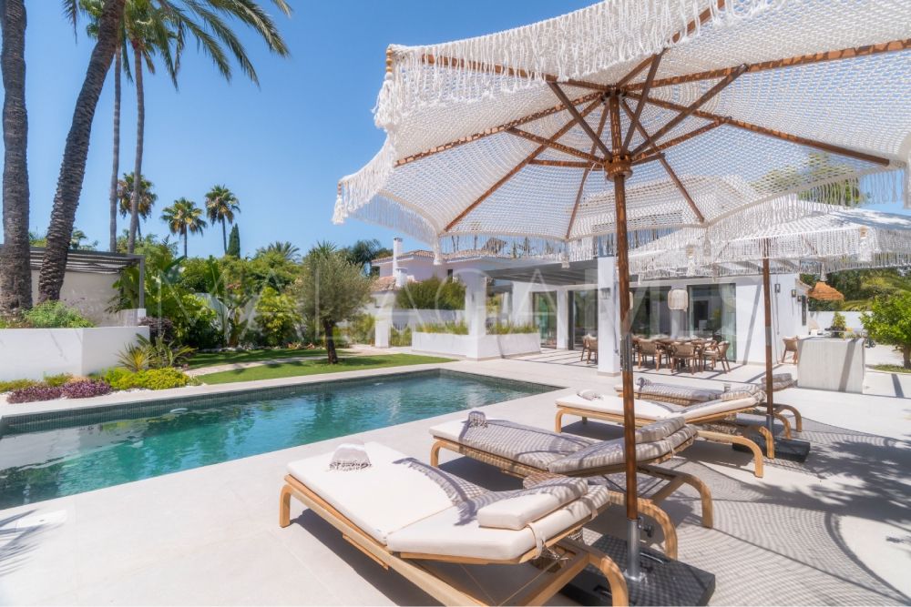 Villa for sale in Nueva Andalucia