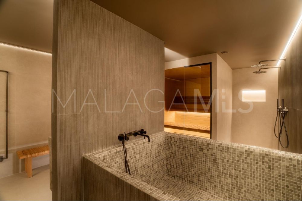 Villa for sale in Nueva Andalucia