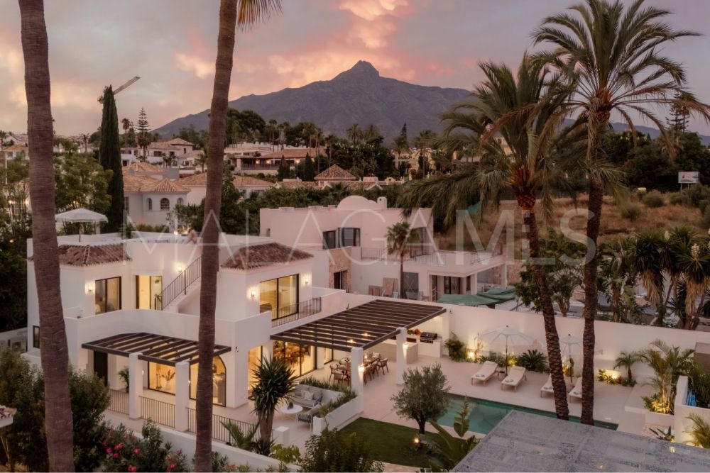 Villa for sale in Nueva Andalucia