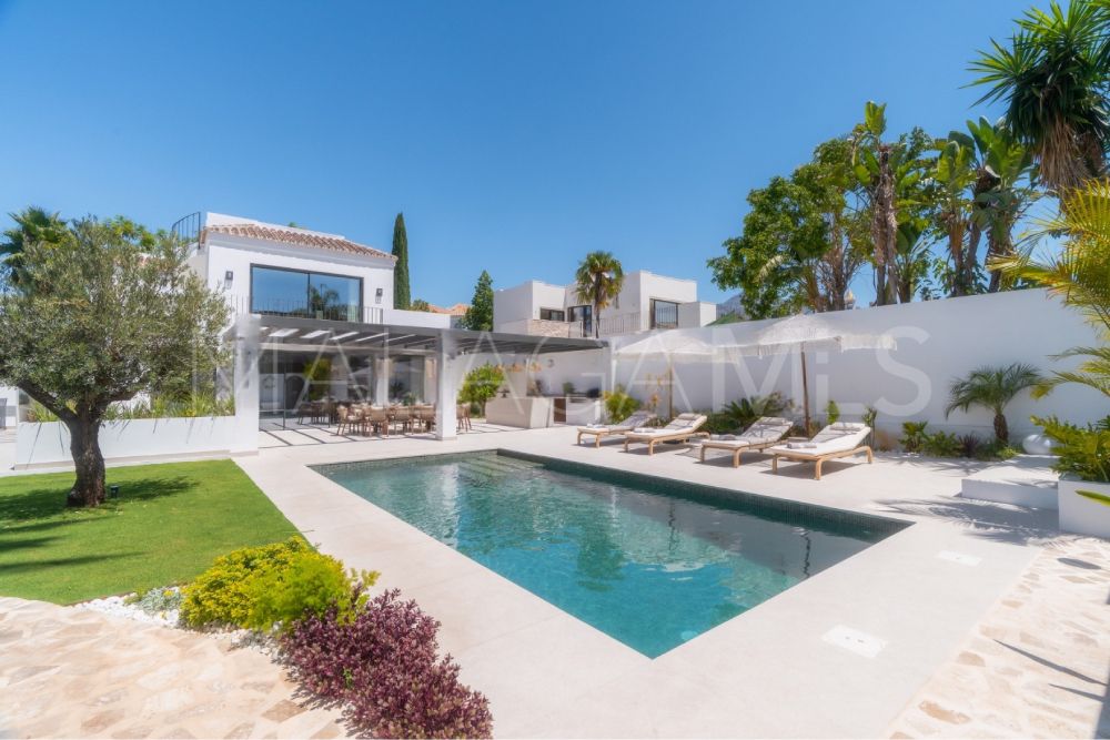 Villa for sale in Nueva Andalucia