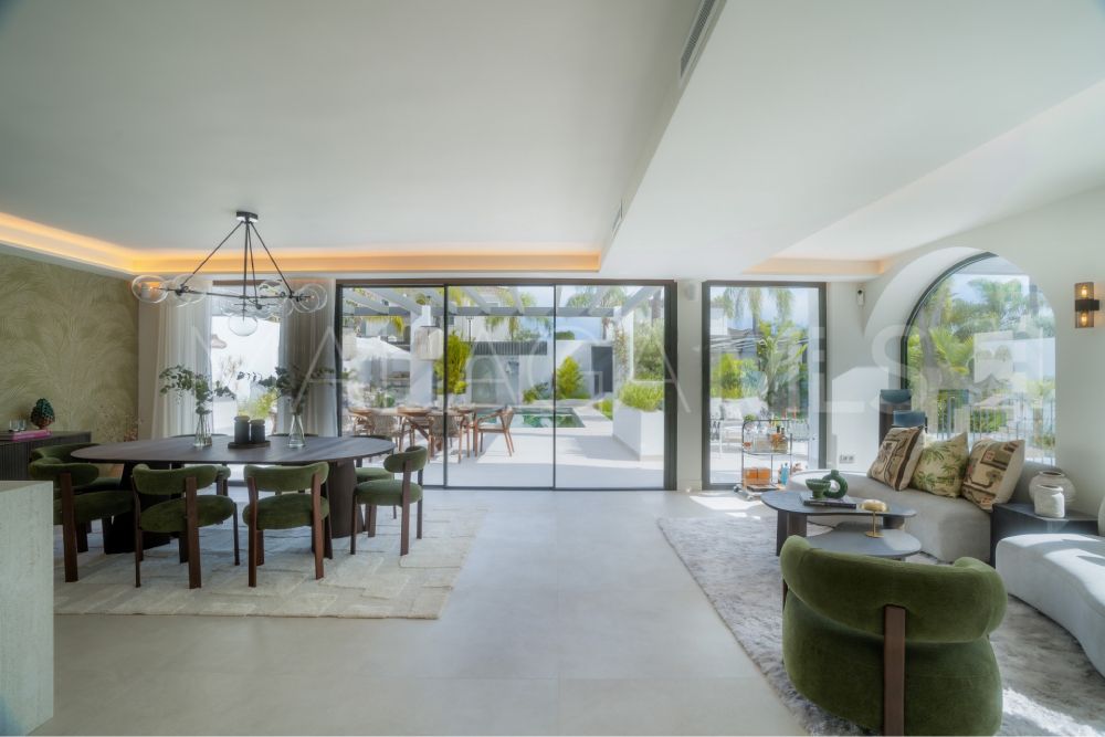 Villa for sale in Nueva Andalucia