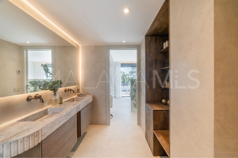 Villa for sale in Nueva Andalucia