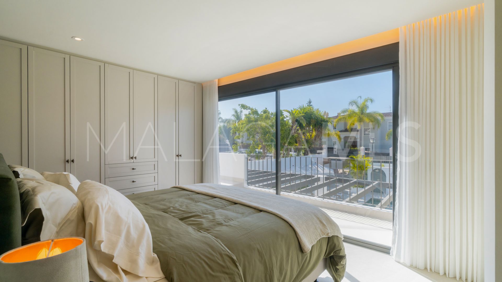 Villa for sale in Nueva Andalucia