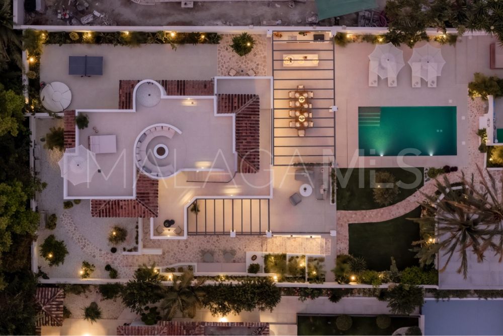 Villa for sale in Nueva Andalucia