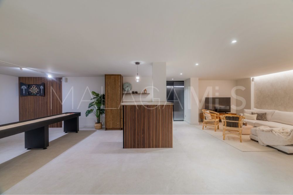 Villa for sale in Nueva Andalucia