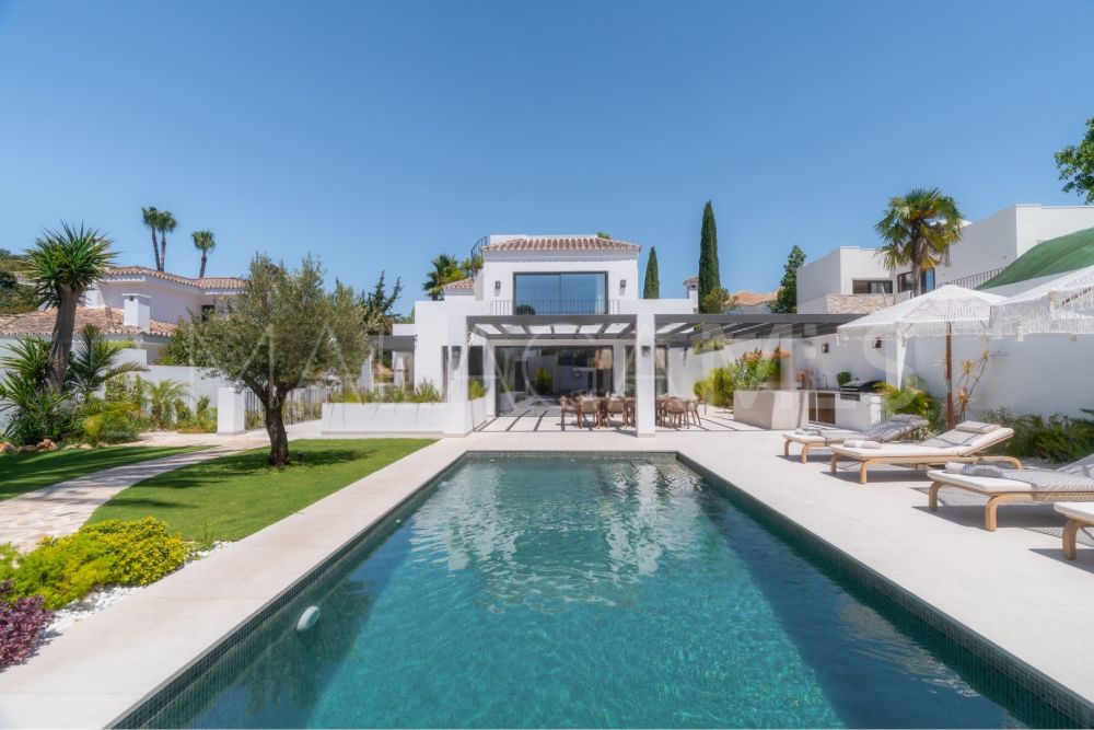 Villa for sale in Nueva Andalucia