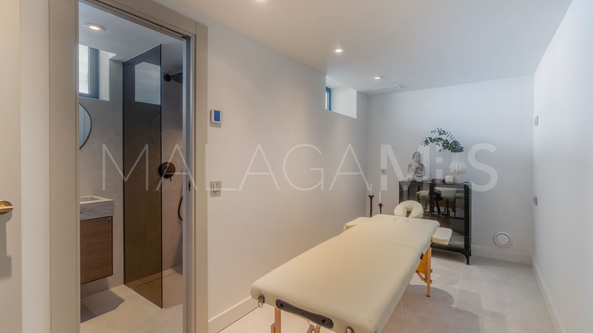 Villa for sale in Nueva Andalucia