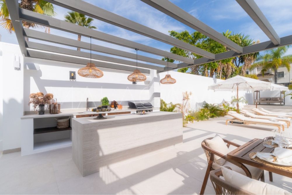 Villa for sale in Nueva Andalucia