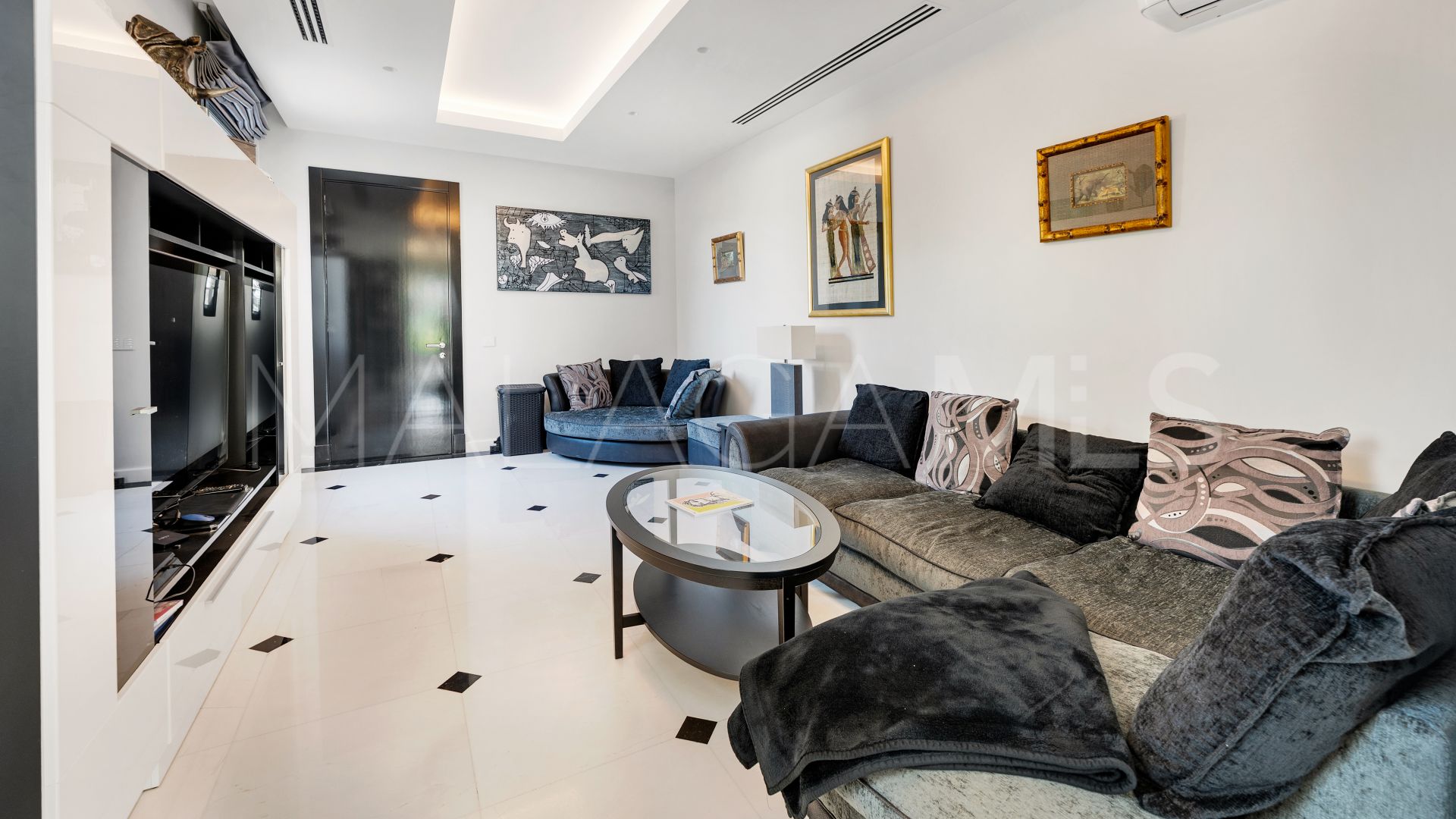 Villa for sale in Benahavis