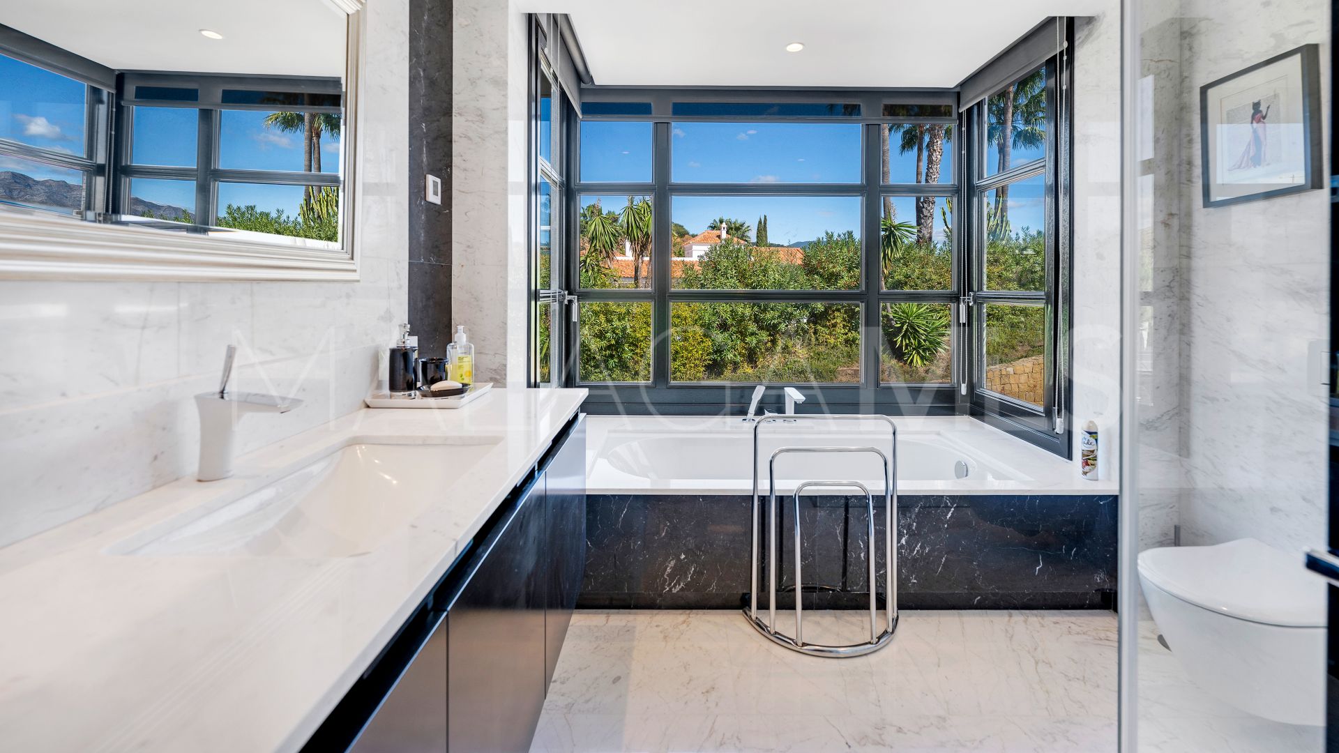 Villa for sale in Benahavis