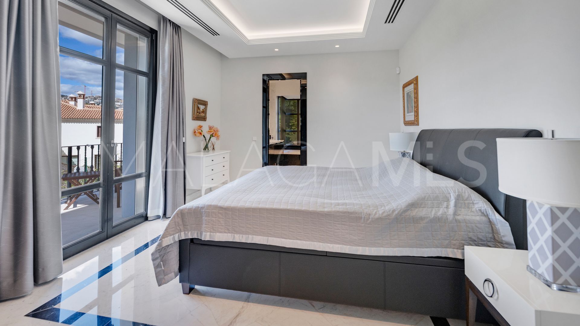 Villa for sale in Benahavis