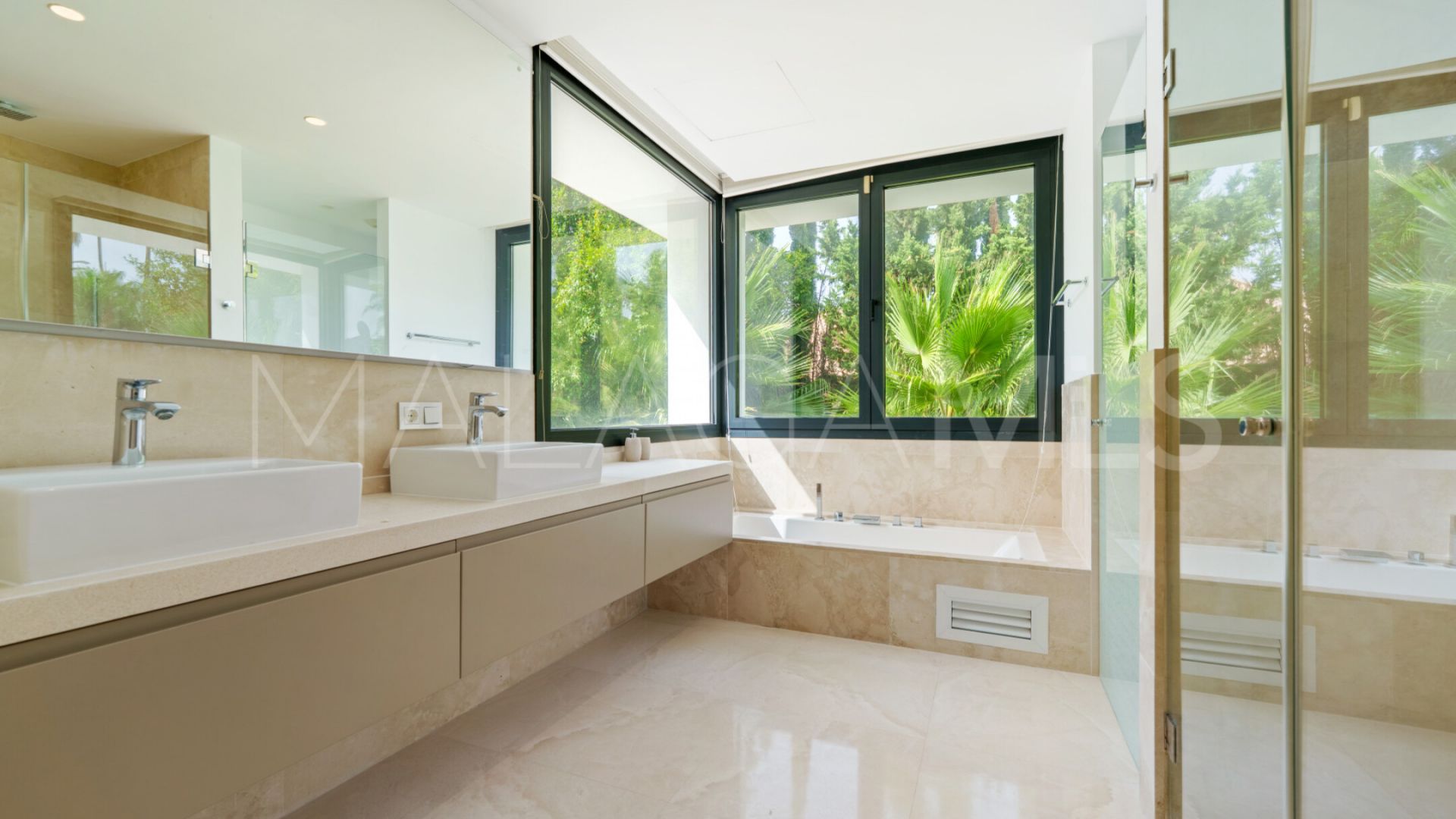 Villa for sale in Los Naranjos with 5 bedrooms