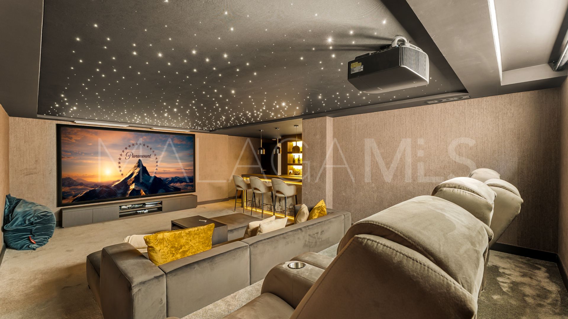 For sale Los Olivos villa with 7 bedrooms