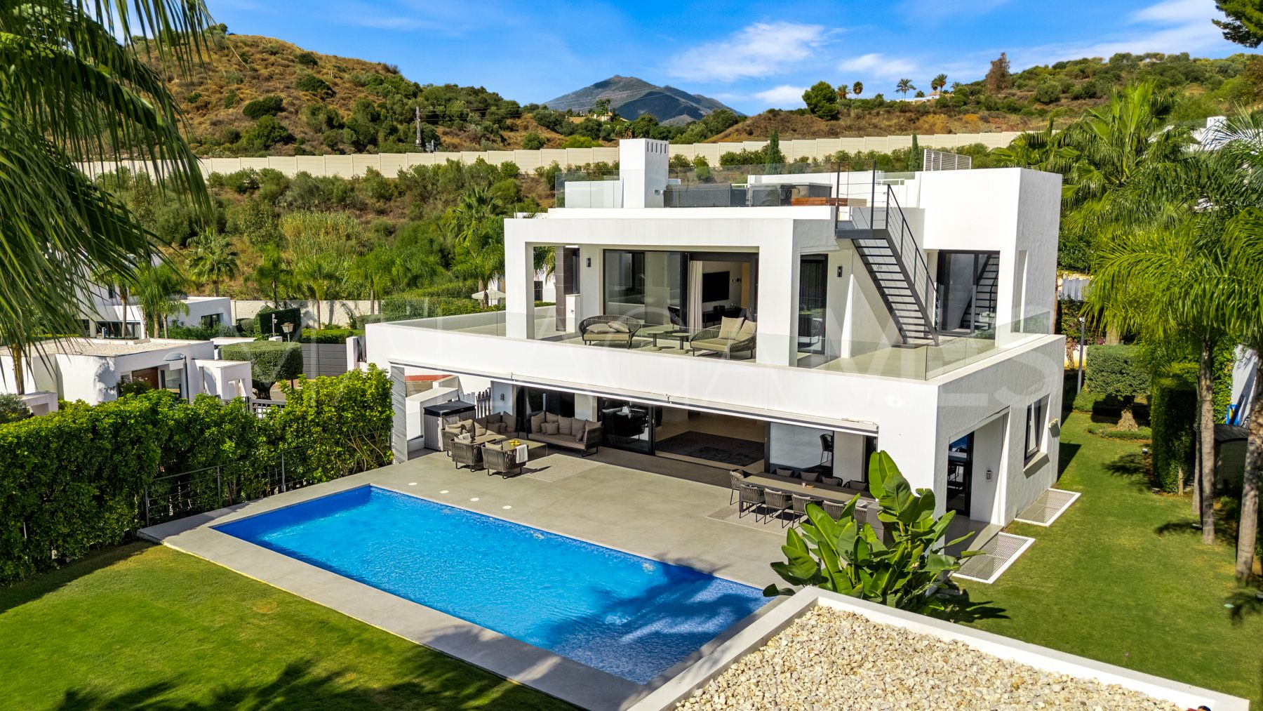 For sale Los Olivos villa with 7 bedrooms