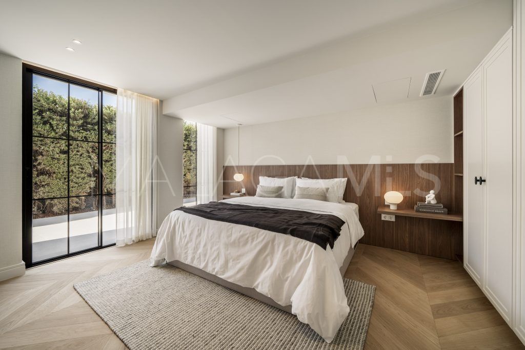 Villa for sale in Nueva Andalucia