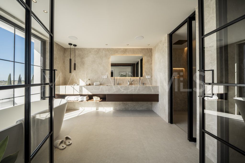 Villa for sale in Nueva Andalucia