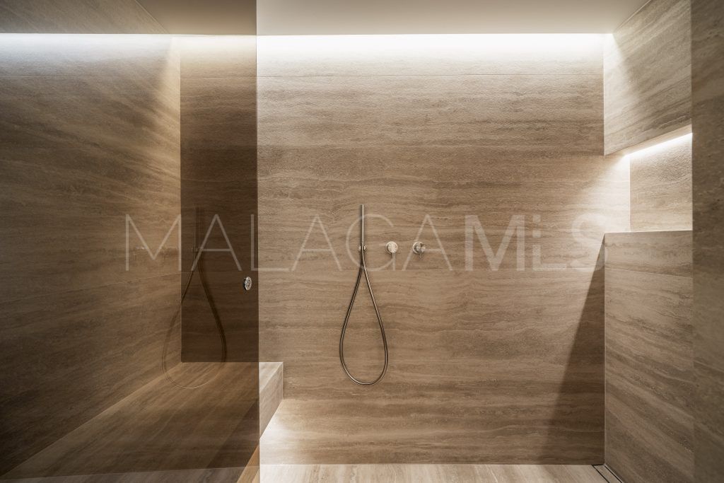 Villa for sale in Nueva Andalucia