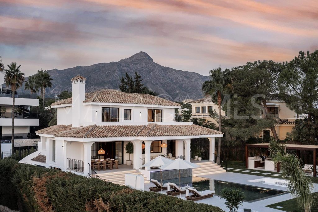 Villa for sale in Nueva Andalucia