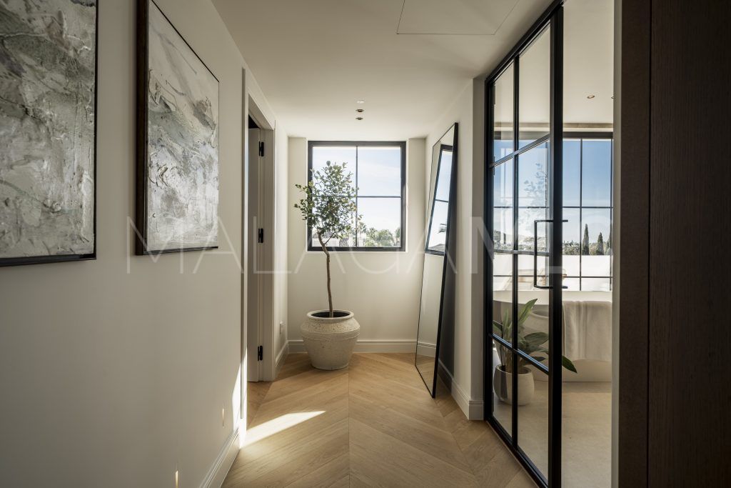 Villa for sale in Nueva Andalucia